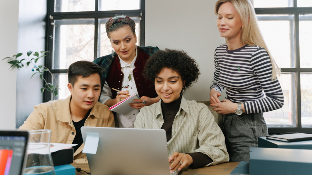 Colleagues collaborating on a positive customer review reply